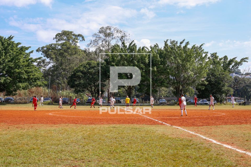 Jogo de futebol de várzea - time do Barão jogando com Ursal no campo do Marambaia - parte do campo é de gra
