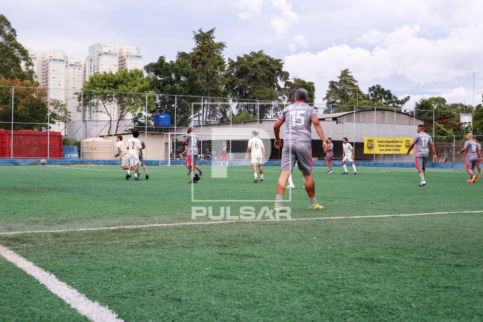 Jogo de futebol de várzea em grama sintética - time do Barão jogando com Explosão da Pompeia no campo da E