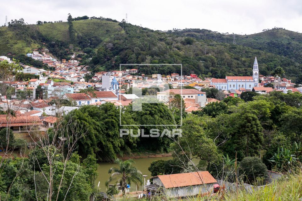 Moradias da cidade e Igreja Matriz de Santo Antônio à direita - abaixo Rio Paraíbuna do Sul