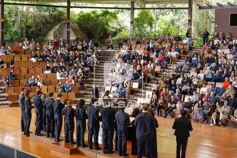 Apresentação no Teatro dos Vermelhos no Instituto Baía dos Vermelhos na encosta do Parque Estadual de Ilhab