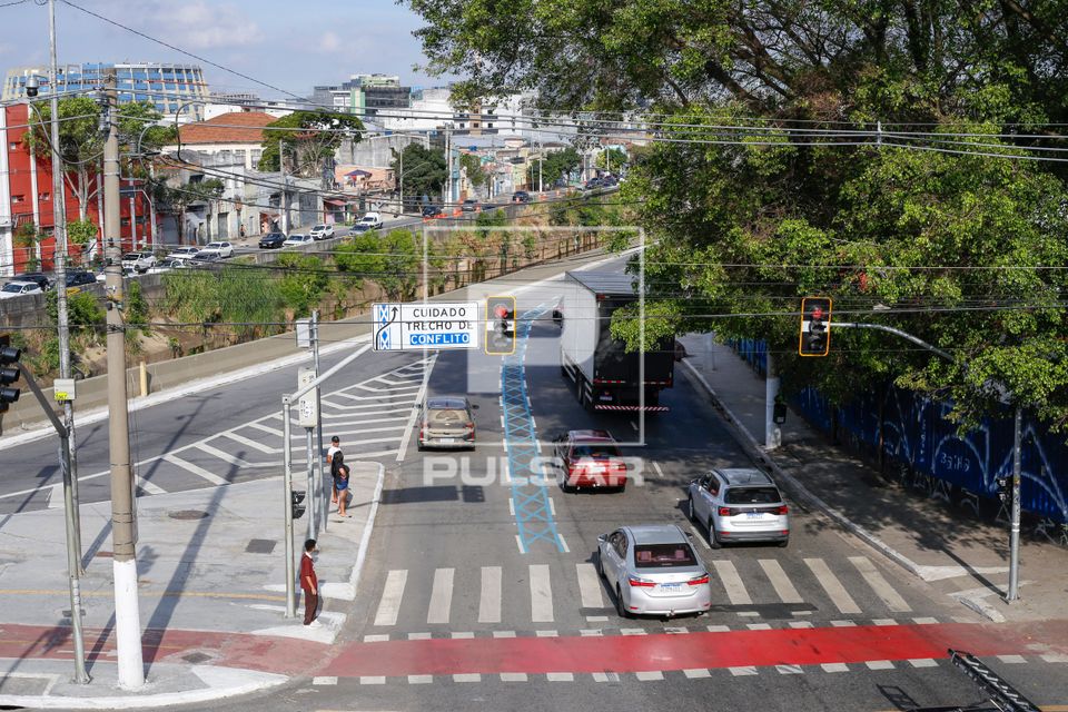 Vista de cima de movimentação de veículos no encontro das Avenidas do Estado e Avenida Tiradentes