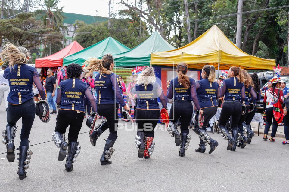 Apresentação de grupo de dança caporales - tradicional dança boliviana na feira da Praça Kantuta