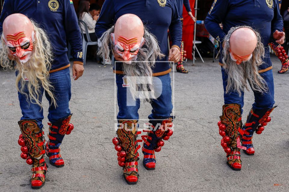 Apresentação de grupo de dança caporales - tradicional dança boliviana na feira da Praça Kantuta