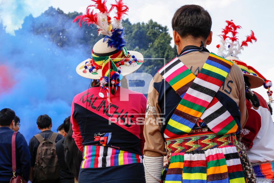 Jovens bolivianos do grupo de dança caporales - tradicional dança boliviana na feira da Praça Kantuta,
