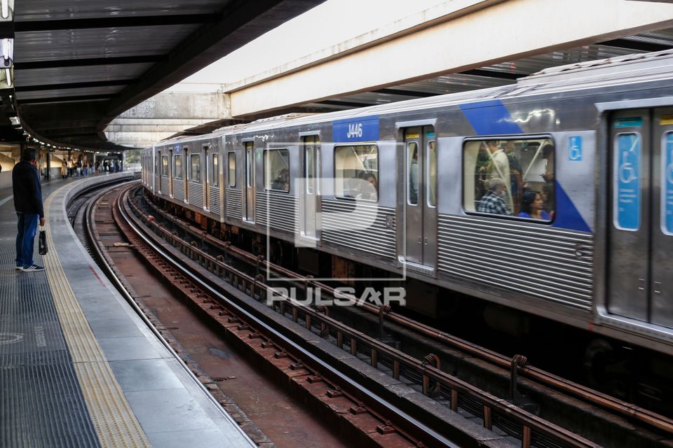 Plataforma do metrô na Estação Armênia – Linha 1 Azul