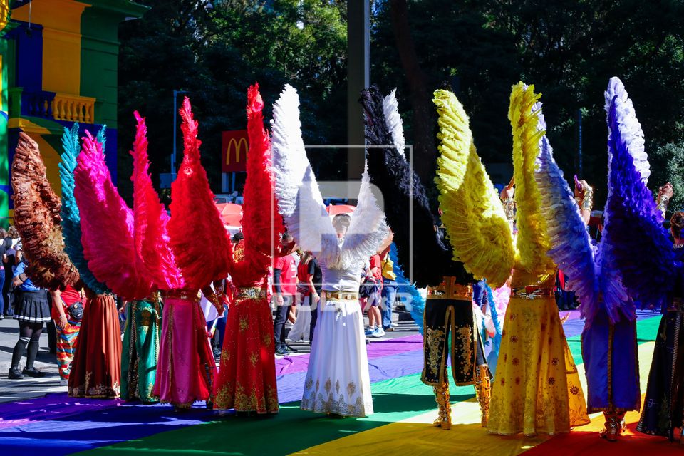 Manifestantes com as cores da diversidade sexual da 30ª Parada do Orgulho LGBTQI+ Gays , Lésbicas , Bissexua