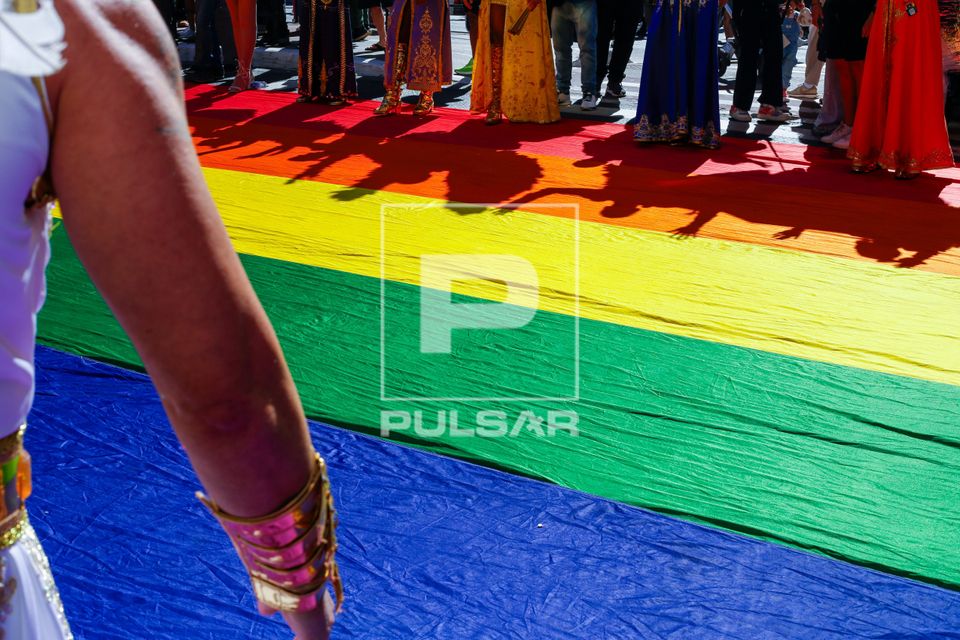 Bandeira com as cores da diversidade sexual da 30ª Parada do Orgulho LGBTQI+ Gays , Lésbicas , Bissexuais e 