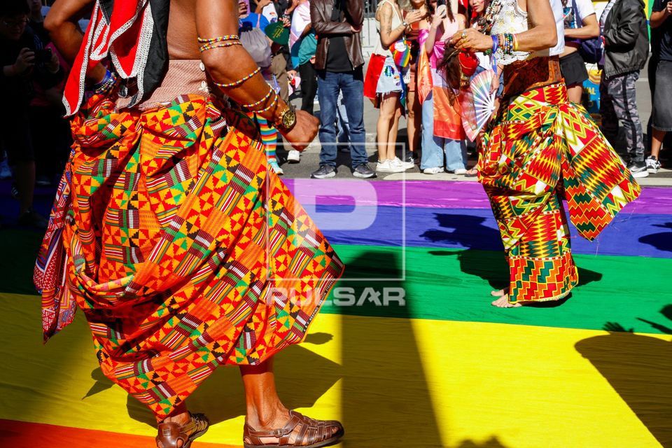 Manifestantes na 30ª Parada do Orgulho LGBTQI+ Gays , Lésbicas , Bissexuais e Transexuais na Avenida Paulist