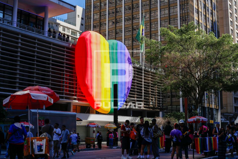 Fachada do Conjunto Nacional com balão em formato de coração com as cores da diversidade sexual na 30ª Par