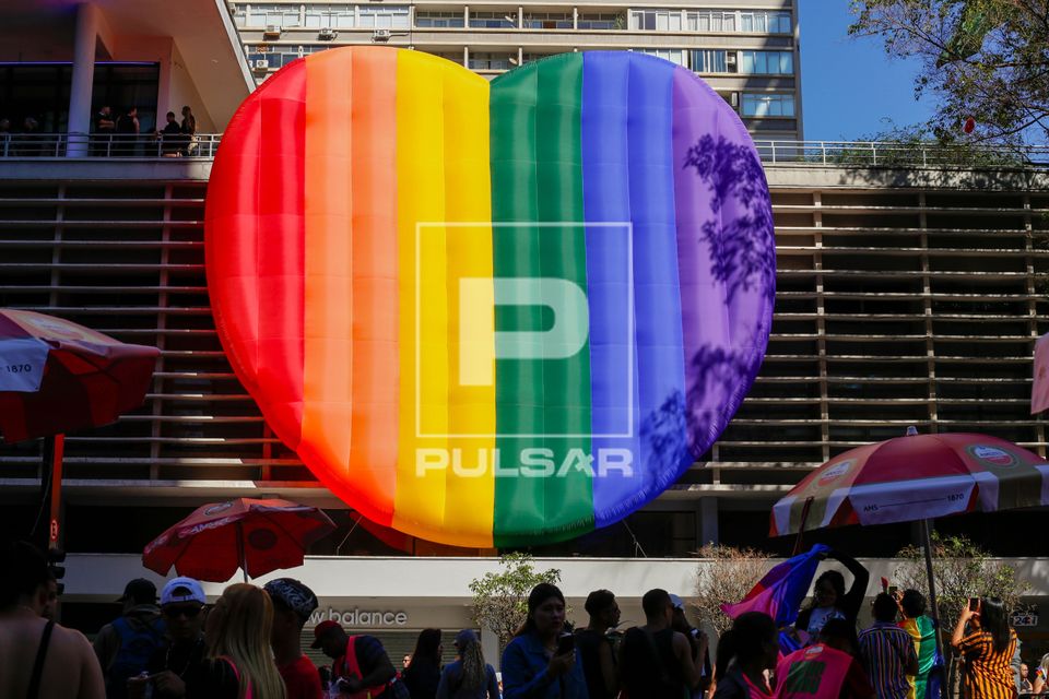 Balão em formato de coração com as cores da diversidade sexual na 30ª Parada do Orgulho LGBTQI+ Gays , Lé