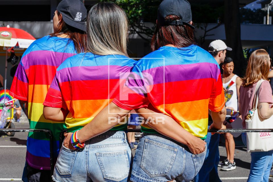 Manifestantes na 30ª Parada do Orgulho LGBTQI+ Gays , Lésbicas , Bissexuais e Transexuais na Avenida Paulist