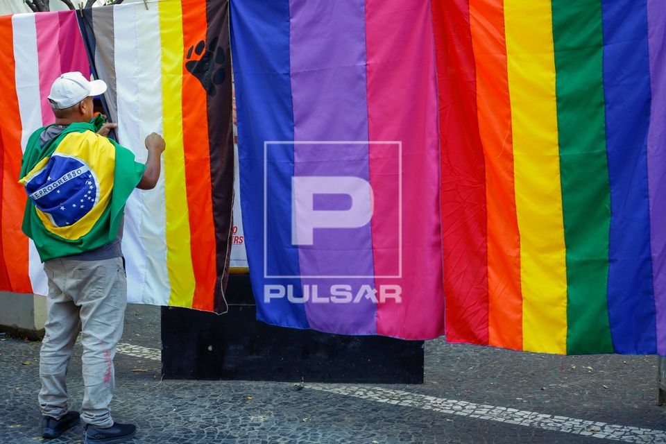 Bandeiras da diversidade sexual à venda na 30ª Parada do Orgulho LGBTQI+ Gays , Lésbicas , Bissexuais e Tra