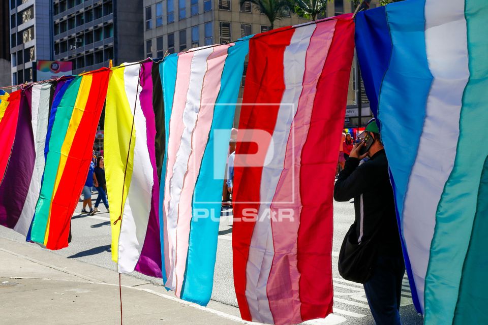 Bandeiras da diversidade sexual à venda na 30ª Parada do Orgulho LGBTQI+ Gays , Lésbicas , Bissexuais e Tra