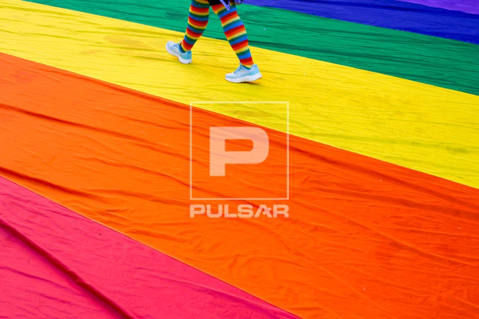 Bandeira com as cores da diversidade sexual da 30ª Parada do Orgulho LGBTQI+ Gays , Lésbicas , Bissexuais e 