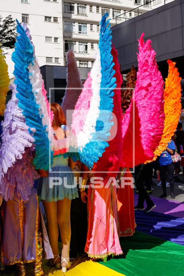 Manifestantes com as cores da diversidade sexual da 30ª Parada do Orgulho LGBTQI+ Gays , Lésbicas , Bissexua