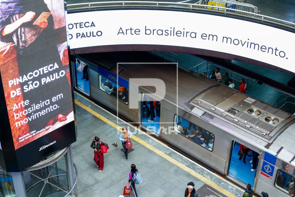 Plataforma e composição do metrô na Estação da Sé – Linha 1 Azul e Linha 3 Vermelha com publicidade da