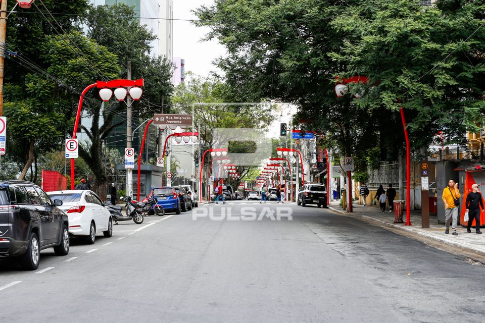 Luminárias no estilo oriental na Rua da Glória no bairro Liberdade