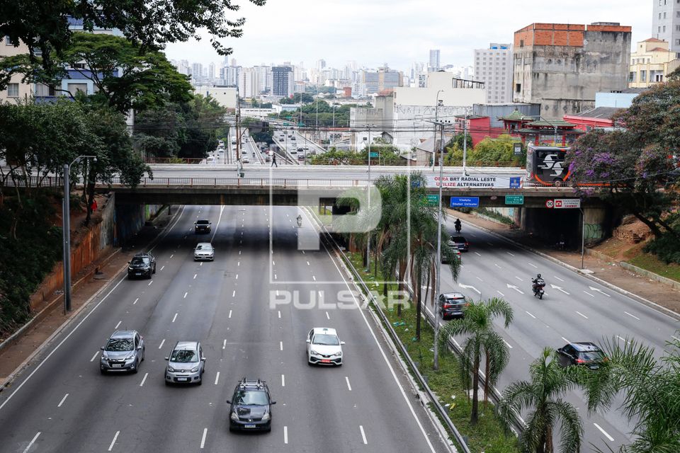 Automóveis trafegando na Avenida Radial Leste e Viaduto Shuhel Uetsuka - bairro da Liberdade