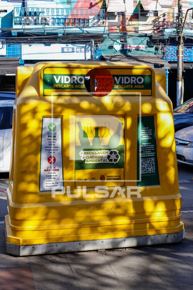 Contêiner de ponto de entrega para descarte de vidro no Largo de Pinheiros