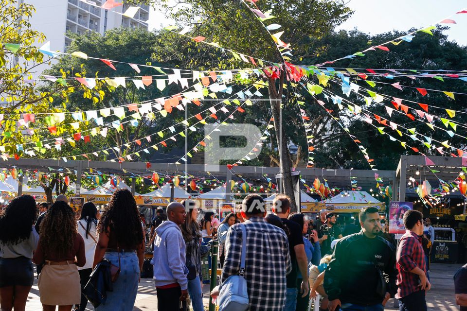 Bandeirolas decorando o arraial do Largo da Batata - Festa Junina no Largo de Pinheiros