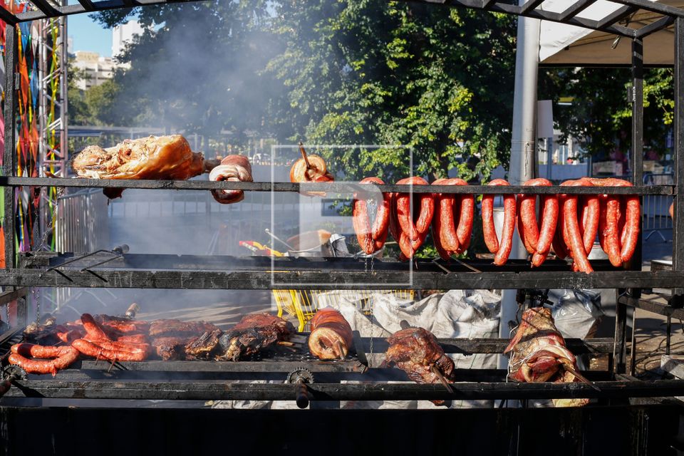 Carnes sendo preparadas em churrasqueira no arraial do Largo da Batata - Festa Junina no Largo de Pinheiros