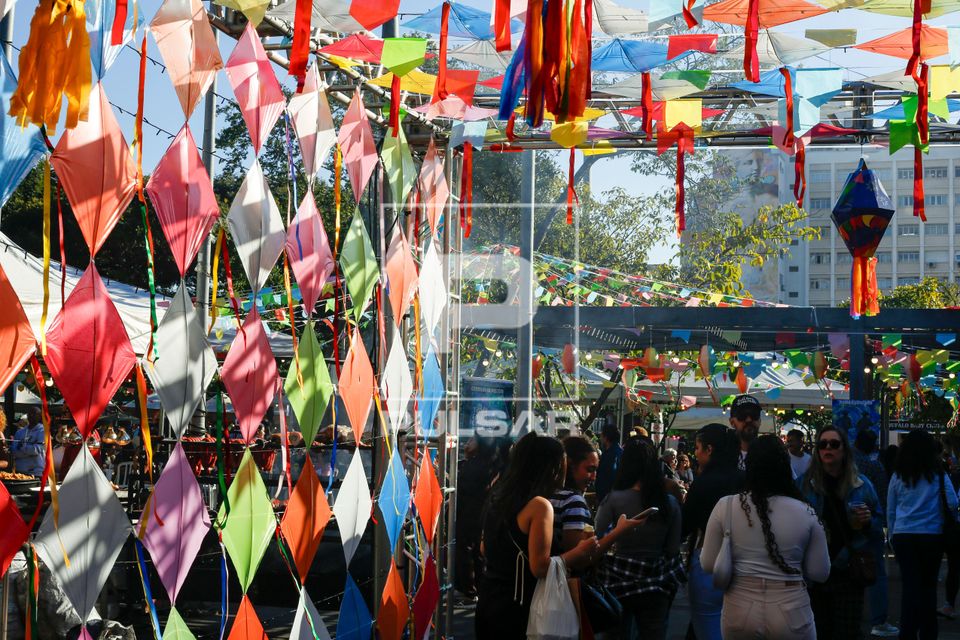 Decoração no arraial do Largo da Batata - Festa Junina no Largo de Pinheiros