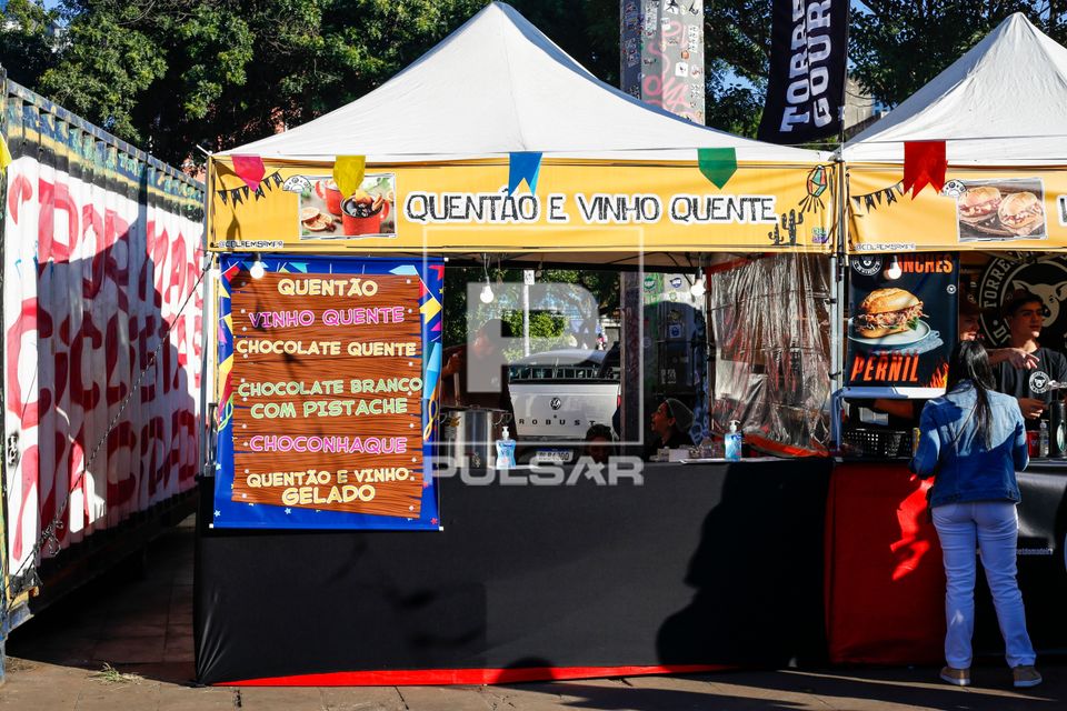 Banca de bebidas típicas - quentão e vinho quente no arraial do Largo da Batata - Festa Junina no Largo de P