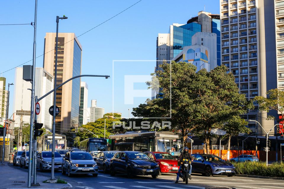 Veículos aguardando abertura de semáforo na Avenida Faria Lima