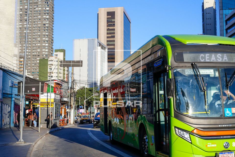 Ônibus trafegando na Avenida Faria Lima