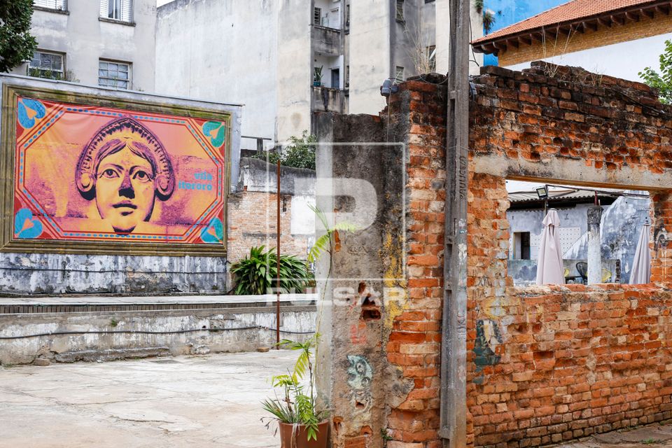 Painel no Centro Cultural da Vila Itororó - conjunto arquitetônico de 1922 em processo de restauração 
