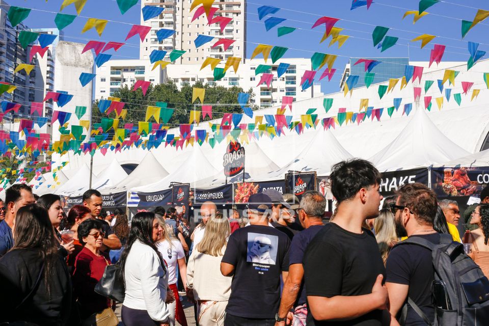 Barracas de comida na Festa Junina no Memorial da América Latina