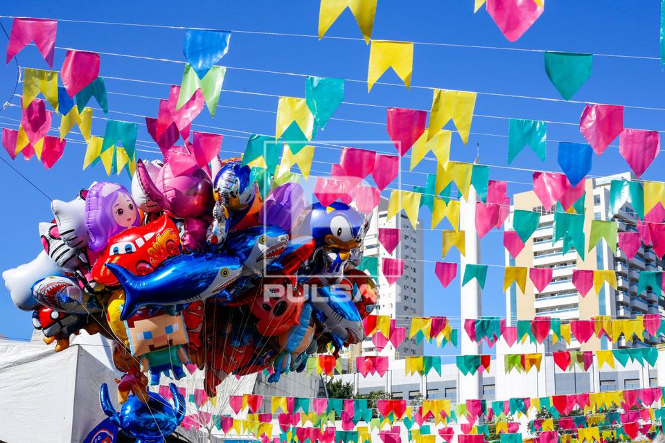 Venda de balões inflados com gás e bandeirolas decorando a Festa Junina no Memorial da América Latina