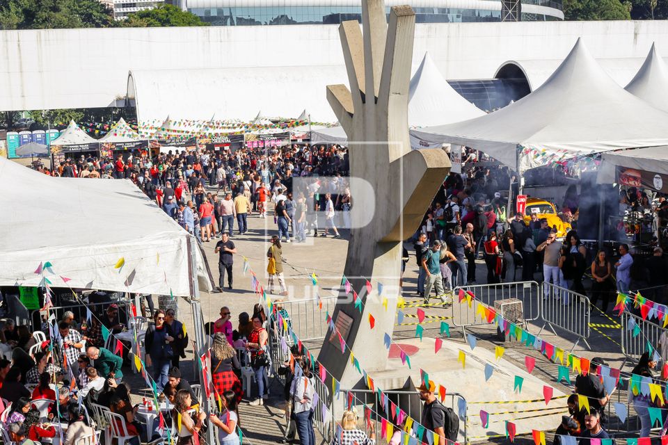 Pessoas na Festa Junina no Memorial da América Latina