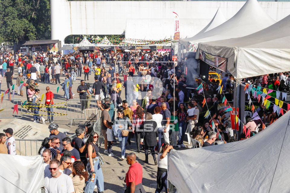 Movimentação de pessoas na Festa Junina no Memorial da América Latina