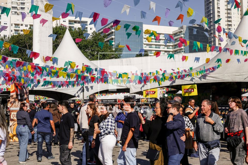 Pessoas na Festa Junina no Memorial da América Latina