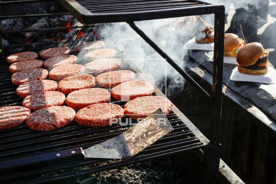 Hambúrguer sendo preparada em barraca na Festa Junina no Memorial da América Latina