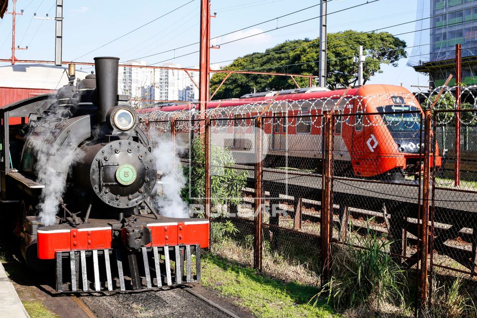 Maria-fumaça de 1928 restaurada para passeio turístico - embarque na plataforma ferroviária histórica do M