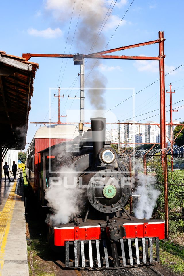 Maria-fumaça de 1928 restaurada para passeio turístico - embarque na plataforma ferroviária histórica do M