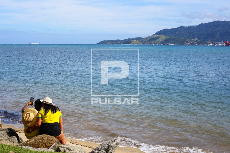 Praia do Perequê - canal de São Sebatião - ao fundo porto de São Sebastião