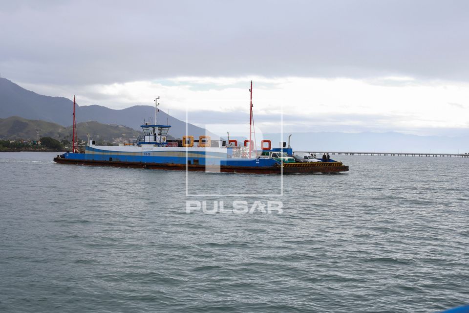 Balsa de travessia de passageiros e veículos entre São Sebastião e Ilhabela - canal de São Sebastião