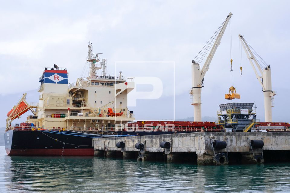 Navio graneleiro ancorado no porto da cidade - Canal de São Sebastião