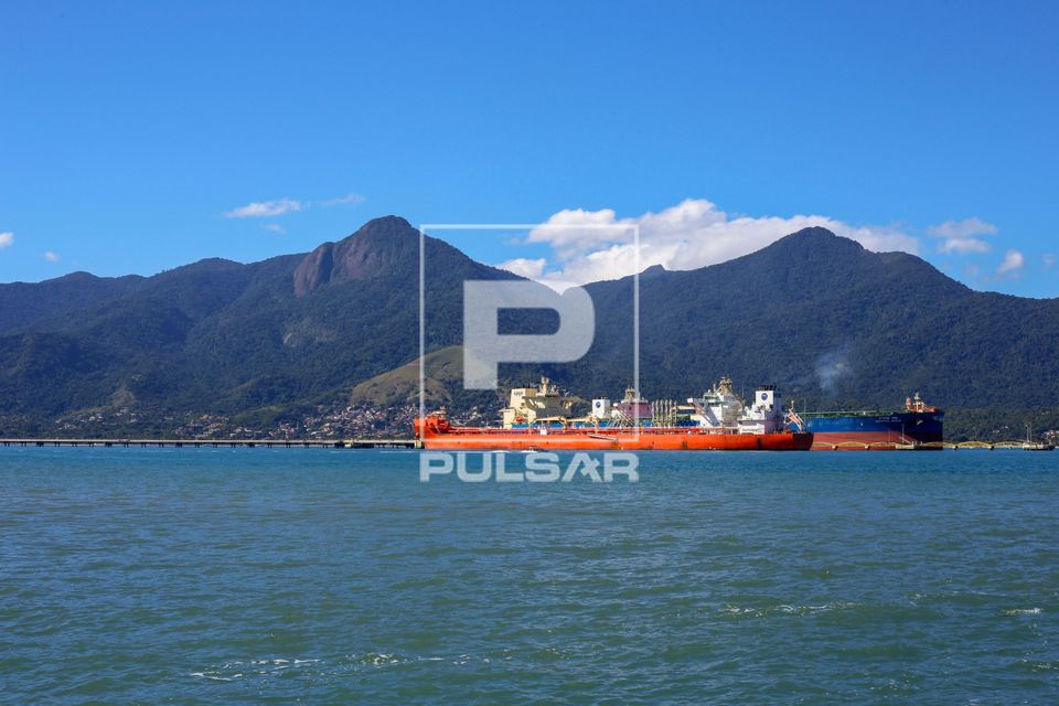 Navios petroleiros atracados no Porto - área associada ao TEBAR Terminal Almirante Barroso operado pela Trans