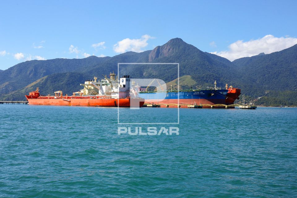 Navios petroleiros atracados no Porto - área associada ao TEBAR Terminal Almirante Barroso operado pela Trans