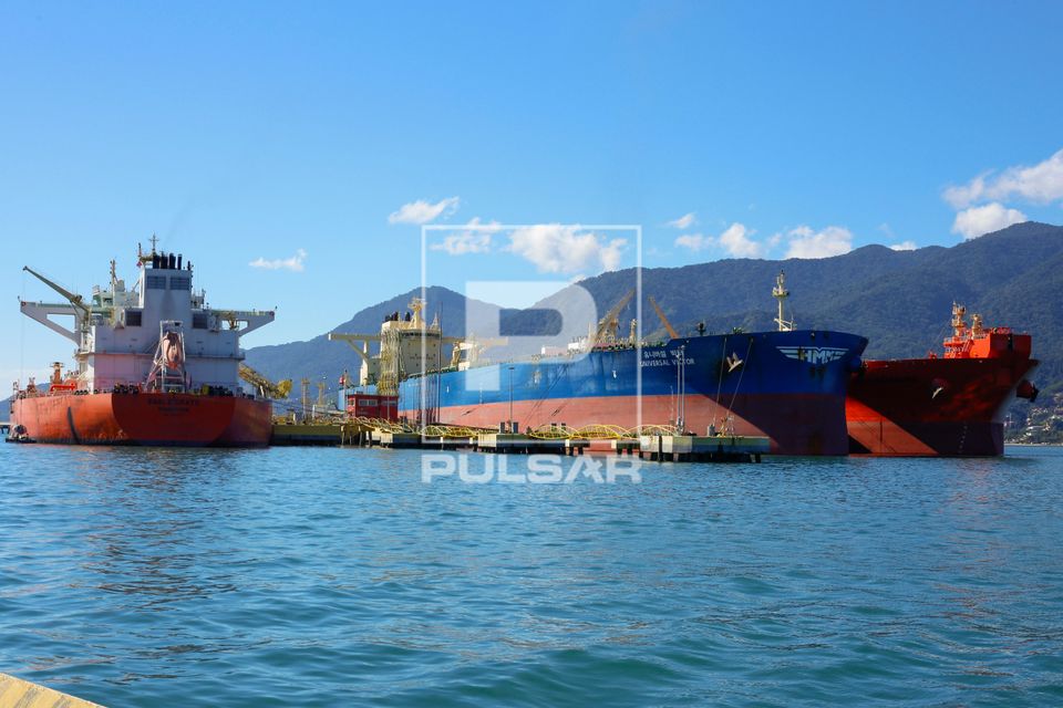Navios petroleiros atracados no Porto - área associada ao TEBAR Terminal Almirante Barroso operado pela Trans