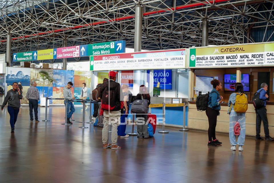 Passageiros nas bilheterias do Terminal Rodoviário Tietê - bairro de Santana