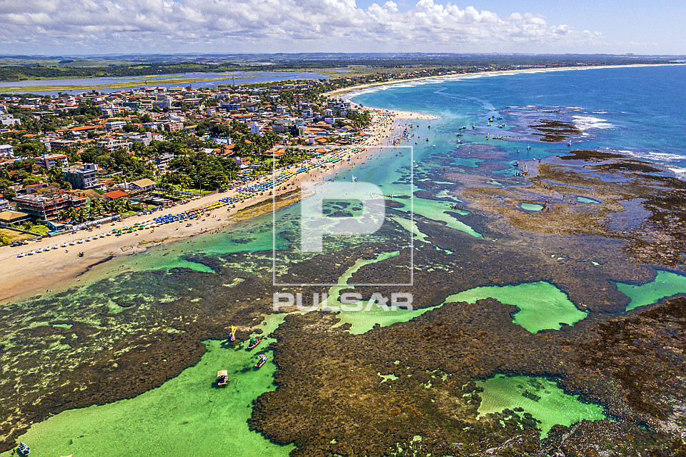 Vista de drone de piscinas naturais formadas por arrecifes de corais na praia de Porto de Galinhas