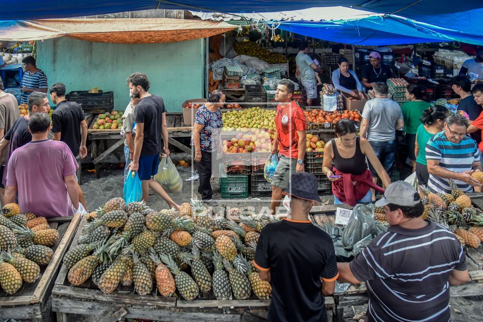 Vista de cima de bancas da Feira da Prata
