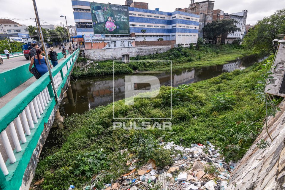 Passarela de pedestres da ponte da avenida Lourival José da Silva sobre o rio Ipojuca - bairro Petrópolis