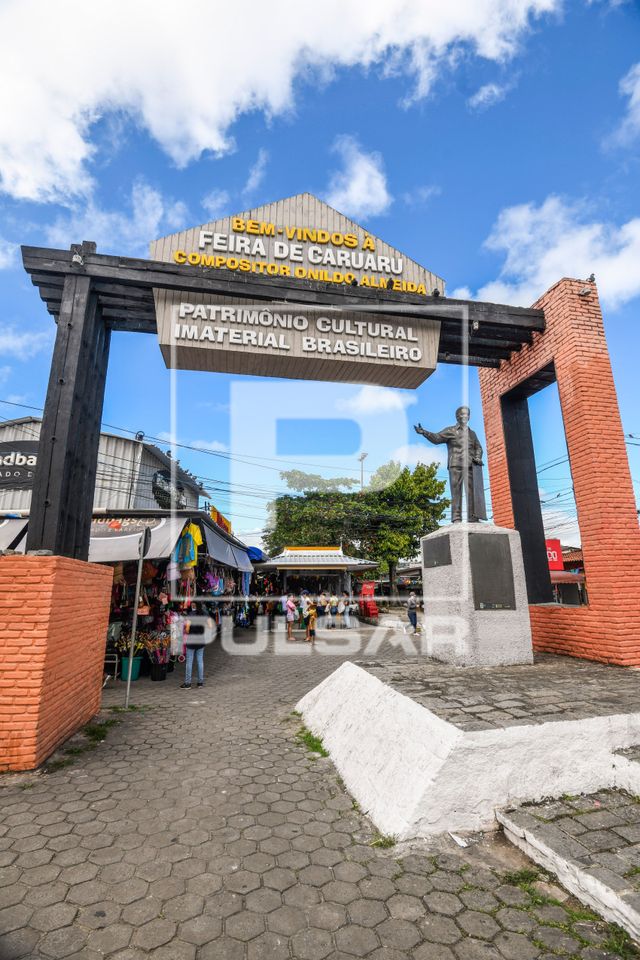Entrada da Feira de Caruaru Compositor Onildo Almeida com escultura em sua homenagem - obra de Genezio Gomes 