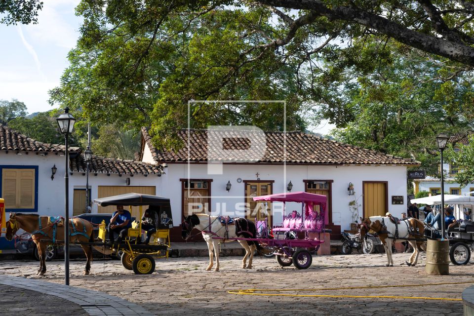 Charretes de passeio turístico no Largo das Forras - centro histórico